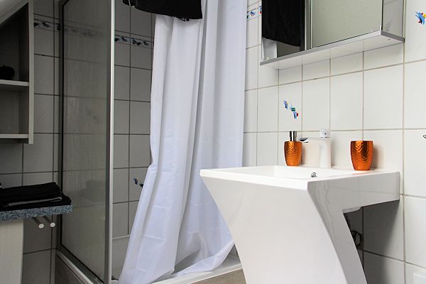 Waschraum und Duschkabine